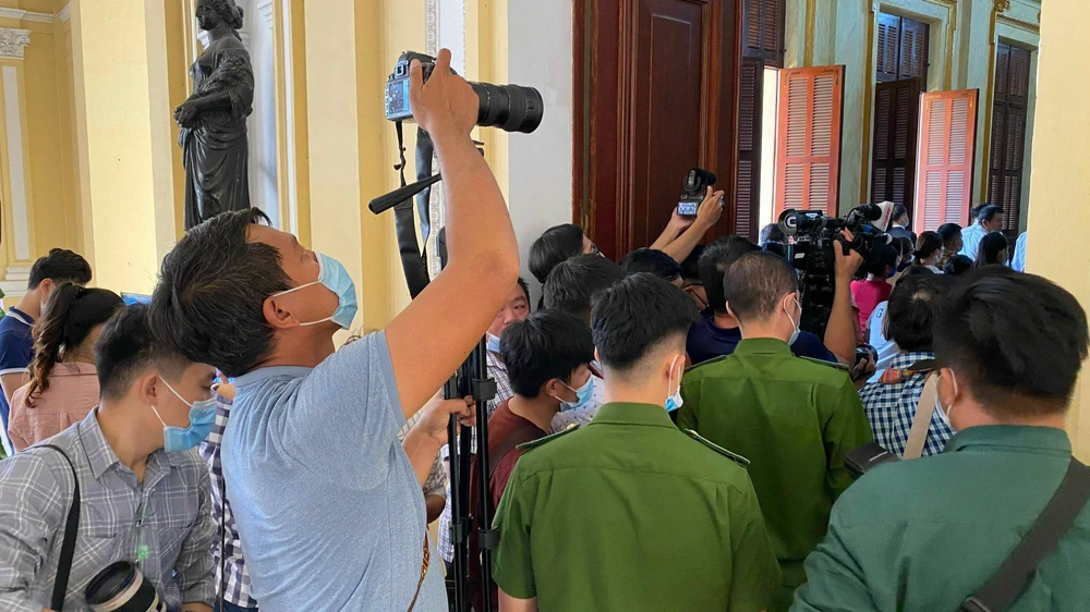 Phóng viên đang tác nghiệp tại tòa. Phóng viên đang tác nghiệp tại tòa.