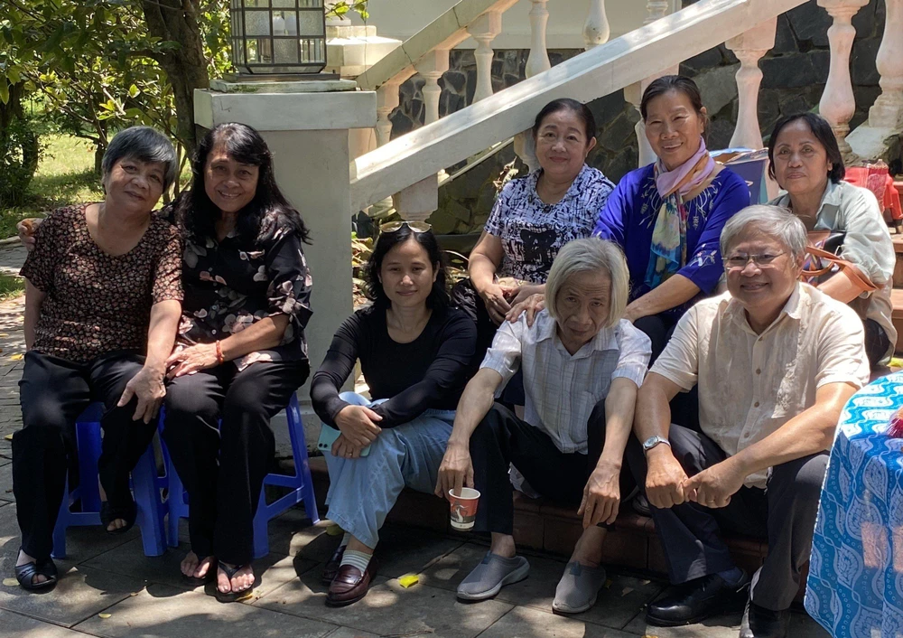 Những người bạn Học sinh miền Nam tề tựu tại nhà của GS-TS Nguyễn Vân Nam trong ngày giỗ đầu của ông. Ảnh: TB Những người bạn Học sinh miền Nam tề tựu tại nhà của GS-TS Nguyễn Vân Nam trong ngày giỗ đầu của ông. Ảnh: TB