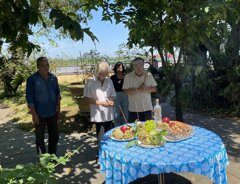 Nhà nghiên cứu Cao Tự Thanh (giữa) cùng bạn bè thắp hương tưởng nhớ GS-TS Nguyễn Vân Nam. Ảnh: TB Nhà nghiên cứu Cao Tự Thanh (giữa) cùng bạn bè thắp hương tưởng nhớ GS-TS Nguyễn Vân Nam. Ảnh: TB