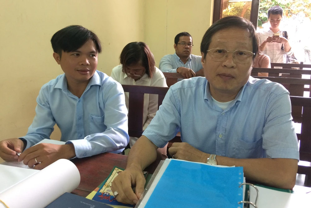 Luật sư Nguyễn Vân Nam (phải) tại phiên tòa xử vụ "Thần đồng đất Việt" mà ông là người bảo vệ quyền và lợi ích chính đáng cho phía bị đơn. Ảnh: YẾN CHÂU Luật sư Nguyễn Vân Nam (phải) tại phiên tòa xử vụ "Thần đồng đất Việt" mà ông là người bảo vệ quyền và lợi ích chính đáng cho phía bị đơn. Ảnh: YẾN CHÂU