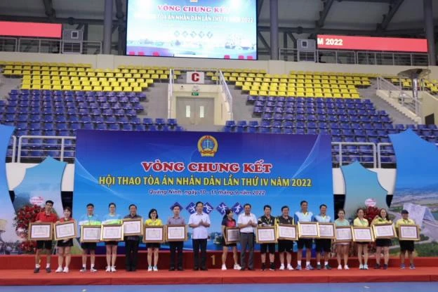 Các tập thể, cá nhân được khen thưởng vì có đóng góp cho sự thành công của Hội thao. Ảnh: TAND Tối cao