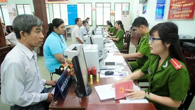 Người dân làm việc tại cơ quan đăng ký cư trú. Ảnh: VGP