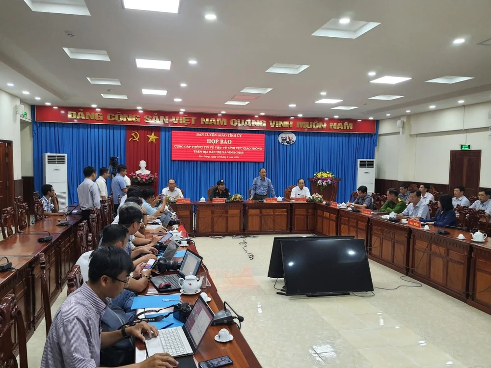 Sóc Trăng họp báo thông tin các hình thức kỷ luật đối với tổ tuần tra để xảy ra việc đánh người vi phạm. Ảnh: CHÂU ANH