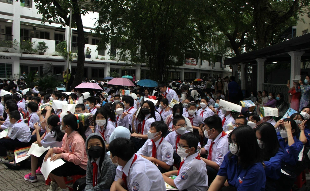 Dù trời mưa, các em học sinh vẫn chăm chú theo dõi phiên tòa giả định. Ảnh: DƯƠNG HOÀNG