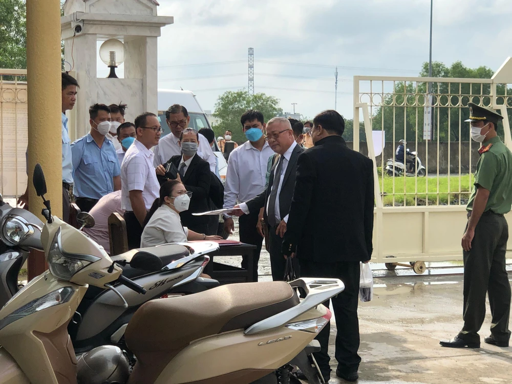 Các luật sư có mặt tại để làm thủ tục