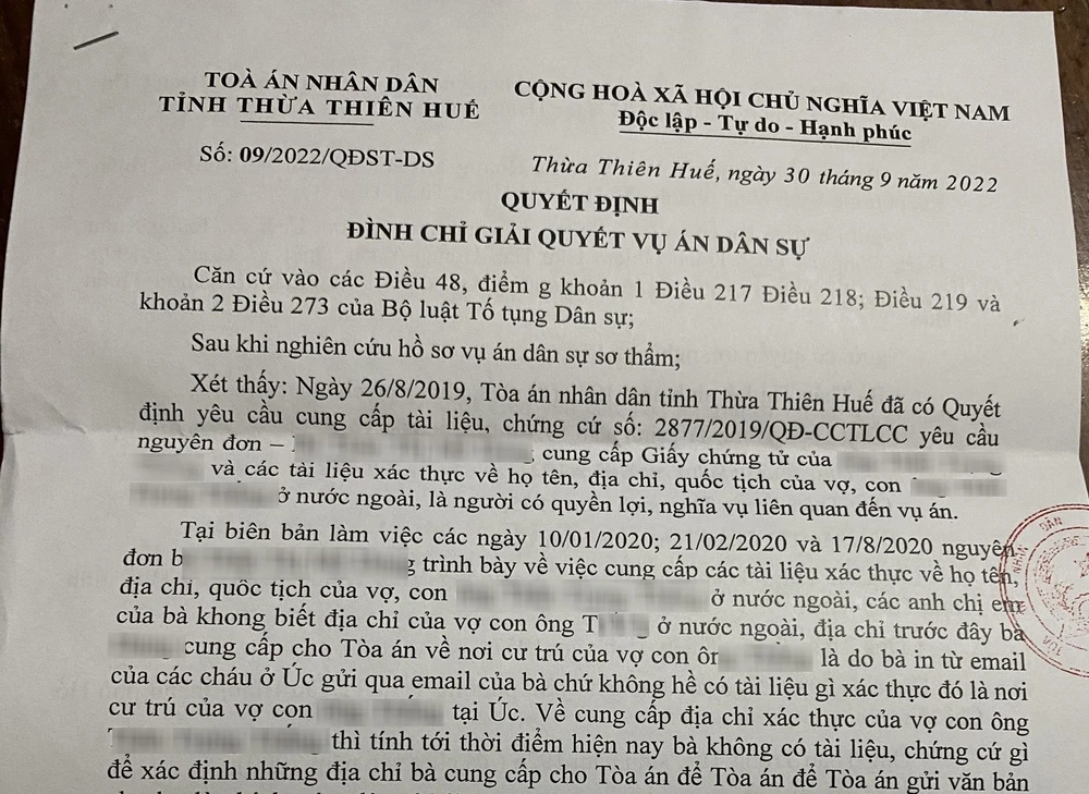 Quyết định đình chỉ vụ án của TAND tỉnh Thừa Thiên Huế. Ảnh: ĐL