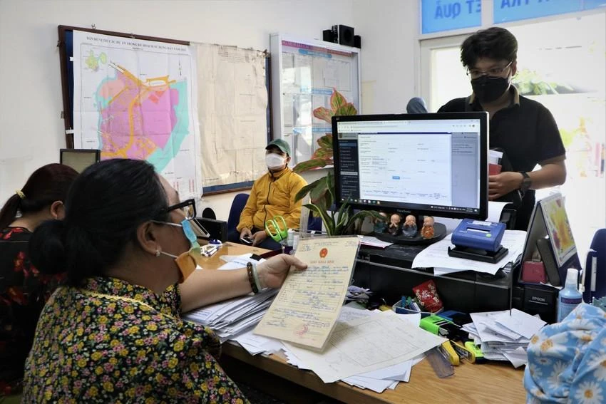 Cán bộ Tư pháp - Hộ tịch phường 22, Bình Thạnh làm việc với công dân. Ảnh: HUỲNH THƠ thông tin hộ tịch