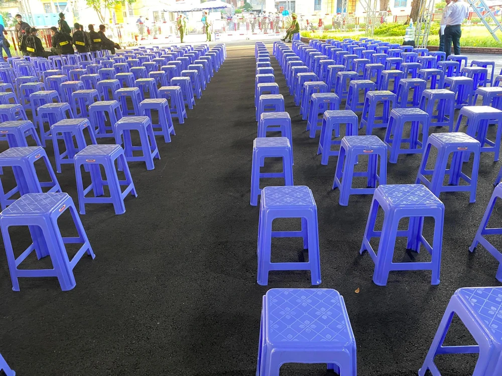 Ngoài sân tòa có trang bị ghế ngồi. Ảnh: HOÀNG YẾN