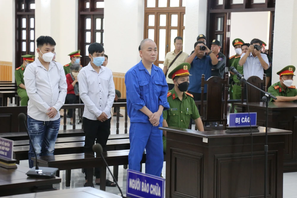 Các bị cáo tại phiên xử.