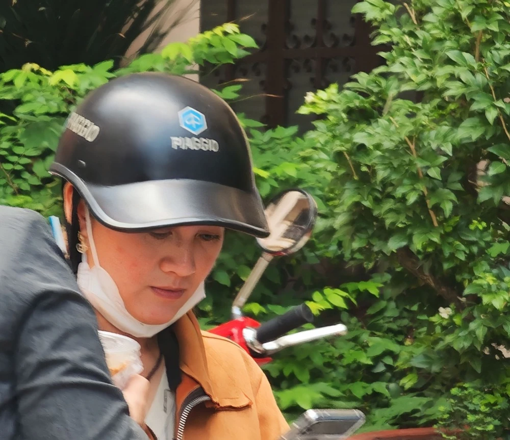 Bà Võ Thị Hồng Loan (Con gái cố NSƯT Vũ Linh) đến tòa sáng nay. Ảnh: SONG MAI