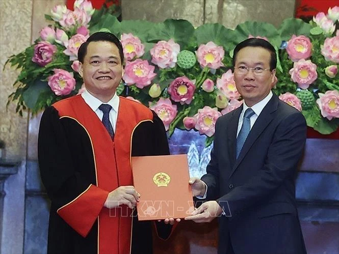Chủ tịch nước Võ Văn Thưởng trao Quyết định bổ nhiệm Thẩm phán Tòa án Nhân dân tối cao cho ông Nguyễn Hồng Nam. Ảnh: TTXVN