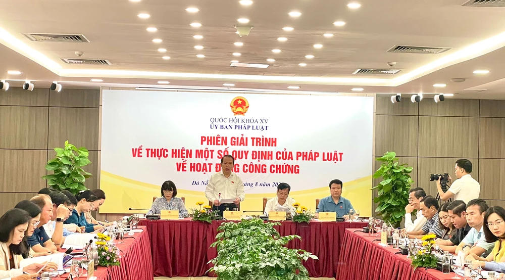 Chủ nhiệm Ủy ban Pháp luật của Quốc hội Hoàng Thanh Tùng phát biểu tại Phiên giải trình. Ảnh: quochoi.vn