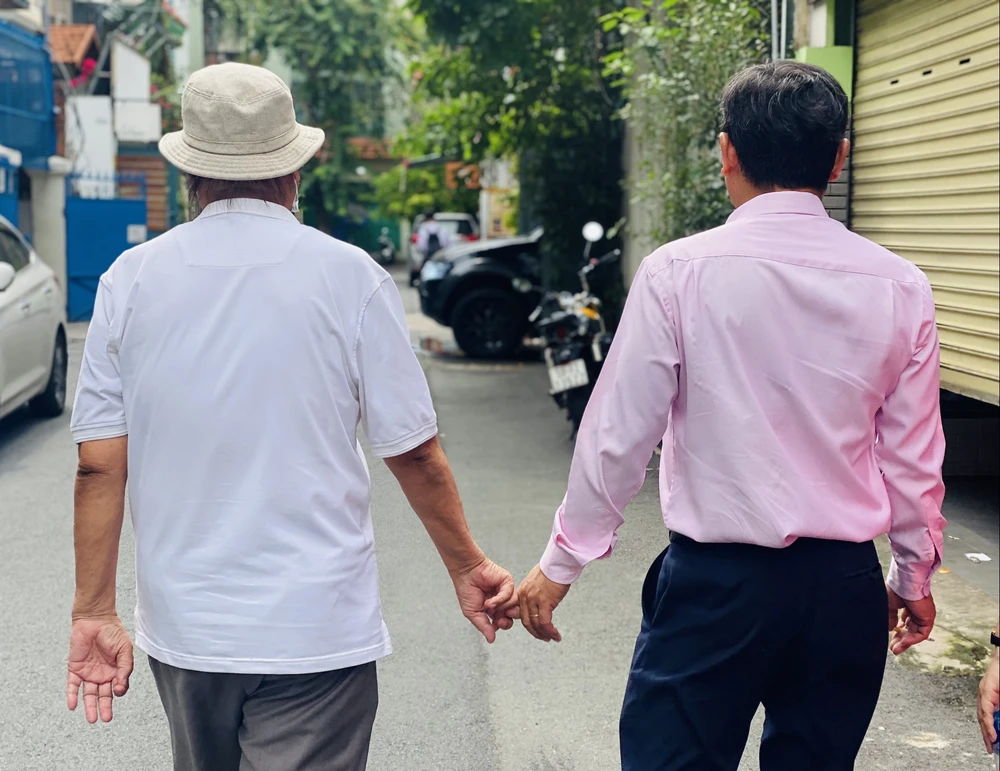 TS-LS Phan Đăng Thanh (trái) ở tuổi 77 vẫn chăm tập thể dục, ăn uống khoa học để có đủ sức khỏe thực hiện đam mê nghiên cứu của mình. Ảnh: DI LINH