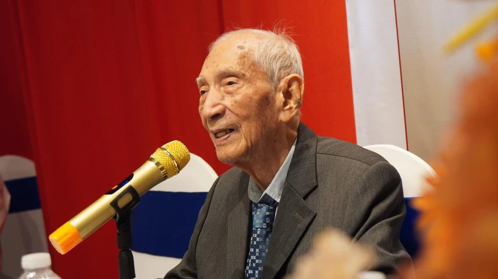 Nhà sử học Nguyễn Đình Đầu - người đã viết lời giới thiệu cho cuốn sách Nhân quyền của người Việt từ Bộ luật Hồng Đức đến Bộ luật Gia Long. Ảnh: TRẦN LINH