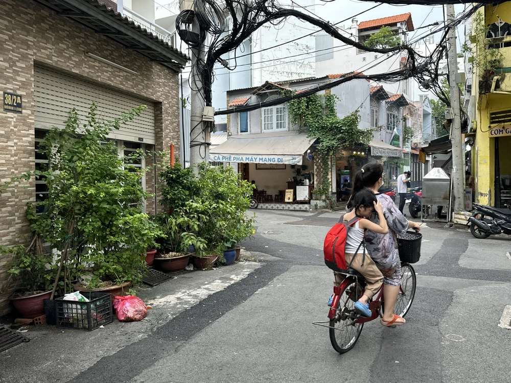 Đặt chậu cây cảnh trước cửa nhà mà lấn chiếm lòng đường là hành vi vi phạm pháp luật giao thông đường bộ. Ảnh: THẢO HIỀN