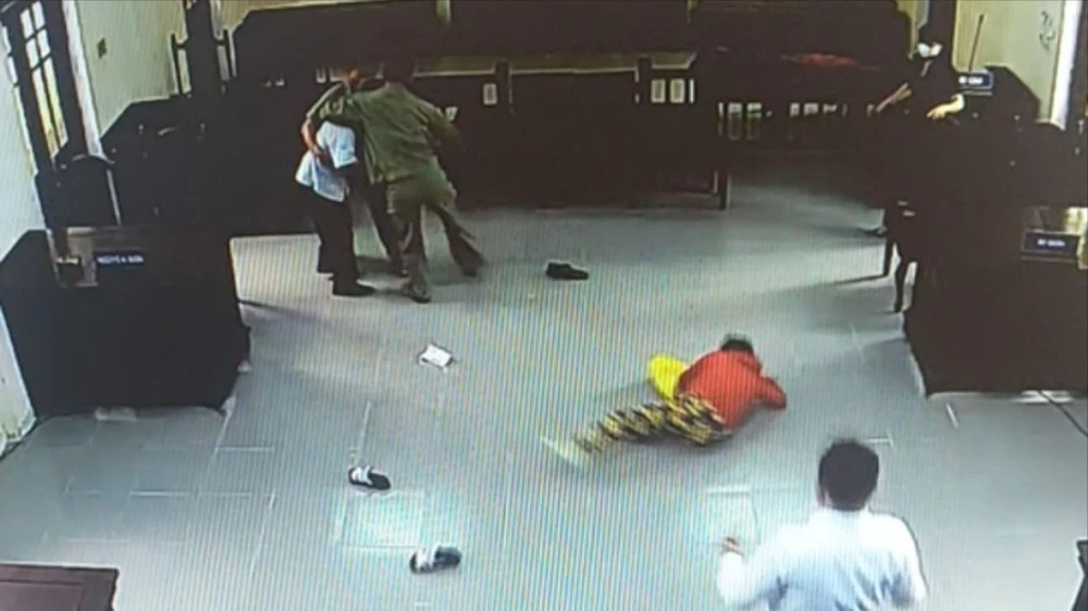 Thua kiện nên đánh em gái ngay tại tòa, anh trai trở thành bị cáo