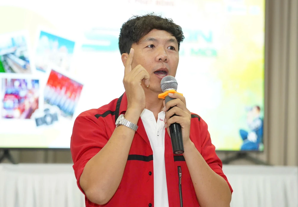 Nhiếp ảnh gia Ngô Trần Hải An phát biểu tại buổi lễ. Ảnh: THUẬN VĂN