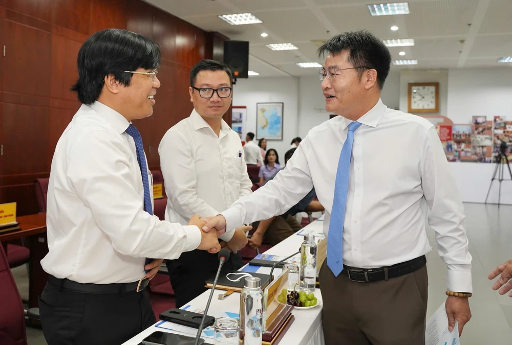 Ông Đinh Đức Thọ, Phó Tổng Biên tập báo Pháp Luật TP.HCM chào đón các vị đại biểu tham gia Tọa đàm. Ảnh: THUẬN VĂN