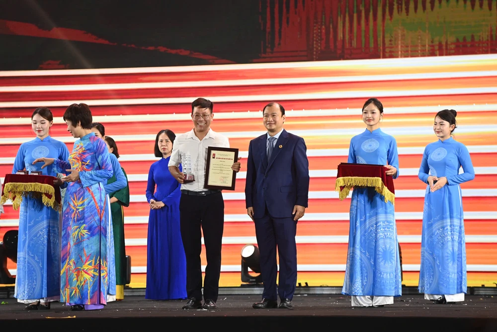 Nhà báo Nguyễn Tân đại diện nhóm tác giả lên nhận giải. Ảnh: NV