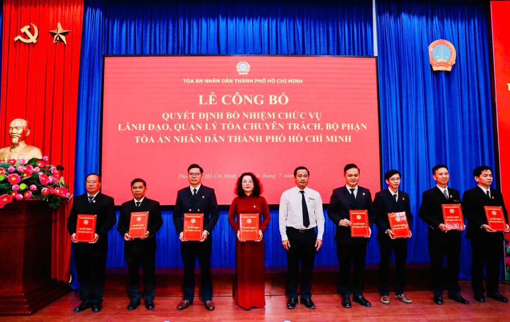 Chánh án TAND TP.HCM Lê Thanh Phong trao quyết định điều động, bổ nhiệm các Chánh tòa, Trưởng bộ phận, Chánh Văn phòng TAND TP.HCM