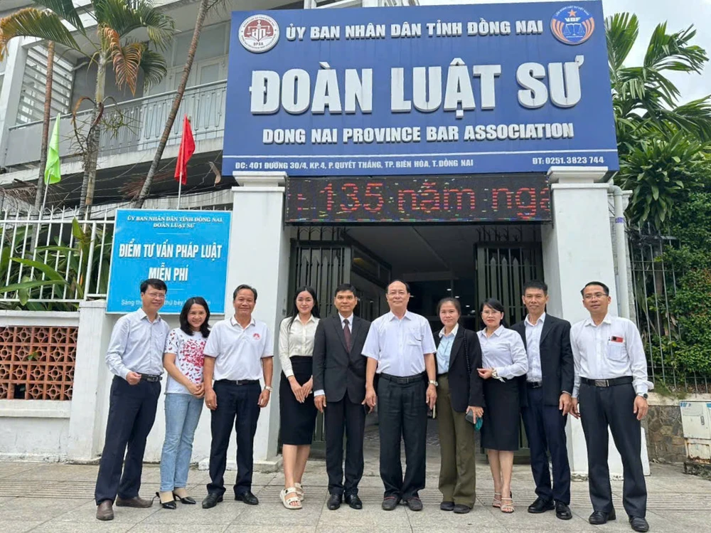 Ông Lê Quang Y (thứ 5 từ phải qua), Chủ nhiệm Đoàn Luật sư tỉnh Đồng Nai, giữ chức vụ Phó Chủ nhiệm phụ trách Đoàn Luật sư tỉnh Đồng Nai (mới).