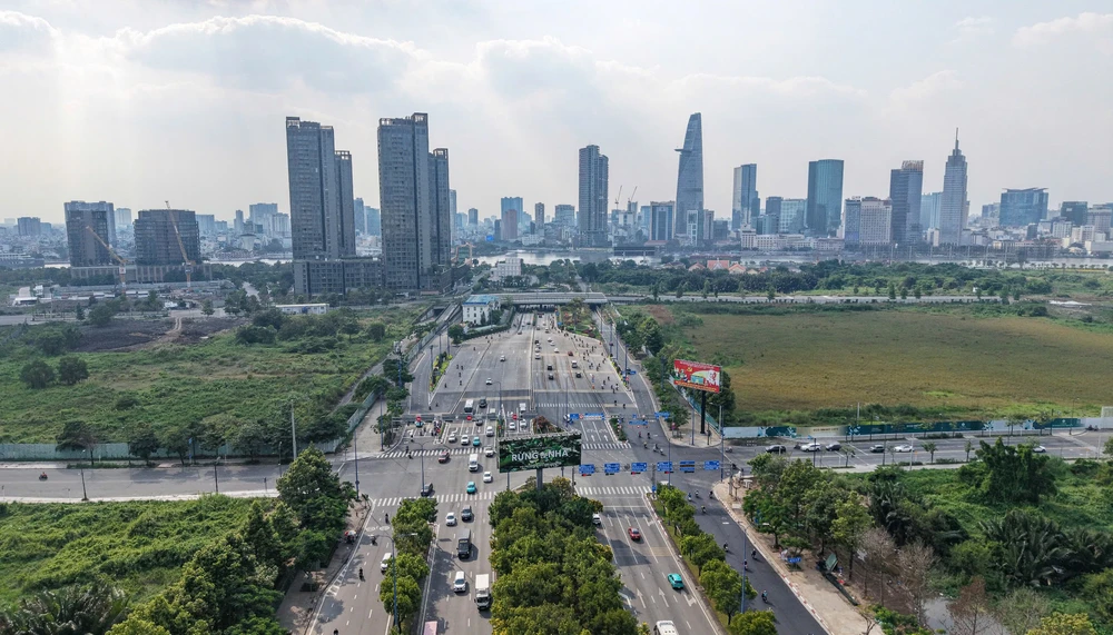 Quyết định 70 sửa đổi, bổ sung về cách tính bồi thường, hỗ trợ đối với diện tích đất nông nghiệp nằm xen kẽ trong khuôn viên đất ở. Trong ảnh: Đại lộ Mai Chí Thọ hướng về hầm sông Sài Gòn, kết nối trung tâm TP. Ảnh: THUẬN VĂN