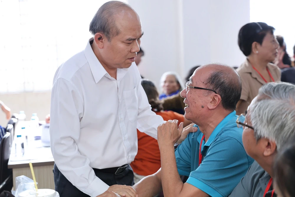 Phó Chủ tịch UBND TP.HCM Trần Văn Bảy trao đổi với người dân. Ảnh: PHẠM HẢI