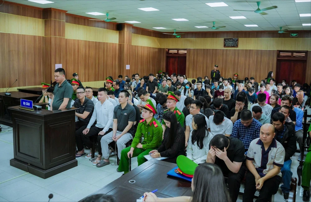 Xét xử Thu “vệ sĩ” và đồng bọn ngụy trang “bia Đức” buôn bán khí cười NO2-.jpg