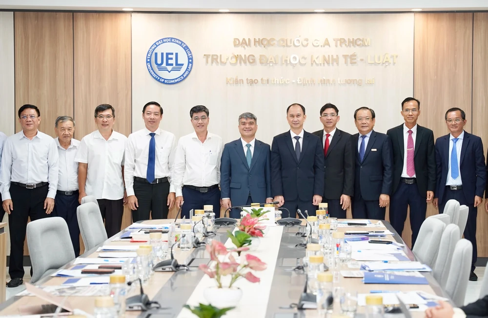 Thứ trưởng Bộ Tư pháp Nguyễn Thanh Tú (giữa) tham dự Hội thảo "Nghị quyết số 66-NQ/TW: Tạo đột phá về tư duy xây dựng và thi hành pháp luật" do báo Pháp luật TP.HCM cùng Trường ĐH Kinh tế - Luật, ĐHQG TP.HCM tổ chức ngày 15-8-2025. Ảnh: THUẬN VĂN