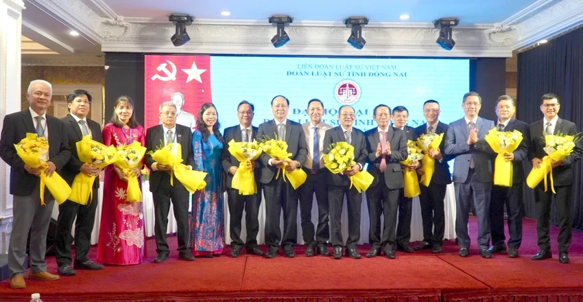 Đại diện Bộ Tư pháp, Liên đoàn Luật sư Việt Nam tặng hoa chúc mừng Ban Chủ nhiệm Đoàn Luật sư Đồng Nai nhiệm kỳ 2025-2030. Ảnh: VŨ HỘI