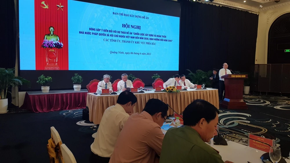 Chủ tịch nước Nguyễn Xuân Phúc - Trưởng ban Chỉ đạo xây dựng đề án Nhà nước pháp quyền XHCN Việt Nam đến 2030, tầm nhìn 2045 phát biểu kết luận hội nghị lấy ý kiến 28 Tỉnh ủy, Thành ủy phía Bắc, tổ chức tại Quảng Ninh, sáng 6-6.