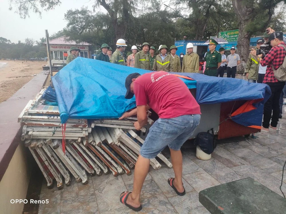 Nhà hàng kinh doanh dịch vụ bên bãi biển Đồ Sơn, Hải Phòng đang chằng chống đồ đạc chuẩn bị đón bão số 2. Ảnh: Nguyễn Hiền HP