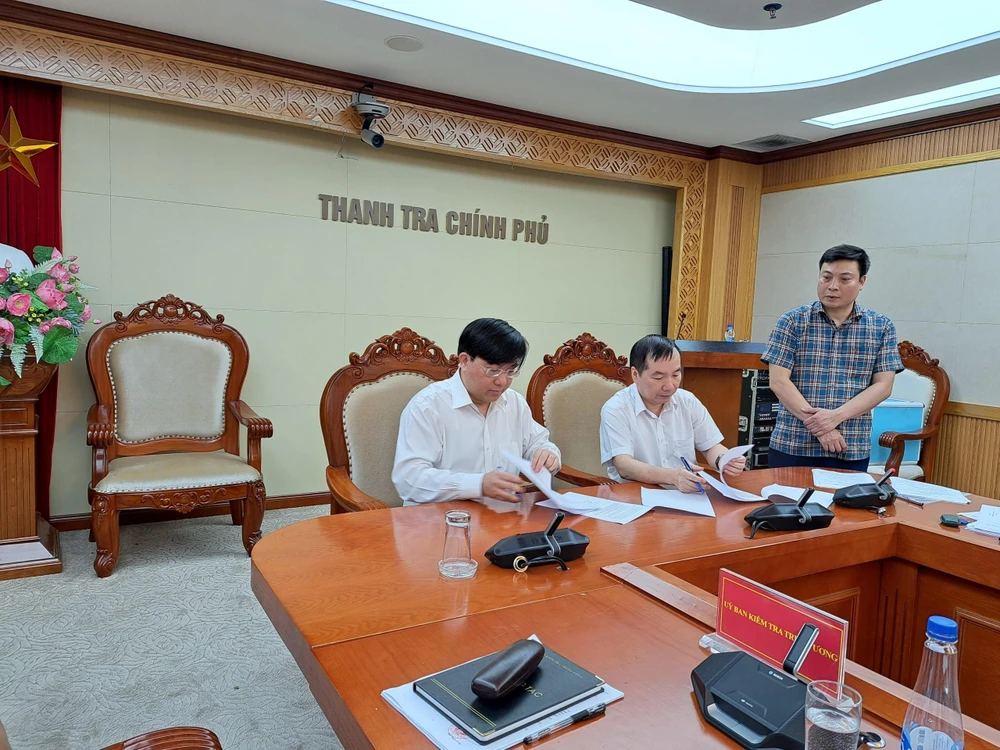 Thứ trưởng Bộ KH&amp;ĐT Trần Duy Đông cùng Cục trưởng Cục Phòng, chống tham nhũng Hoàng Thái Dương ký biên bản bốc thăm phần liên quan tới Bộ KH&amp;ĐT. Ảnh: NGHĨA NHÂN