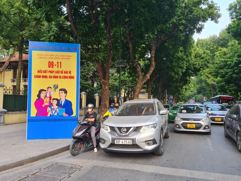 Pa nô, áp phích cổ động Ngày Pháp luật Việt Nam 9-11 đã được trang hoàng ở nhiều tuyến phố Thủ đô Hà Nội. Ảnh: Nghĩa Nhân