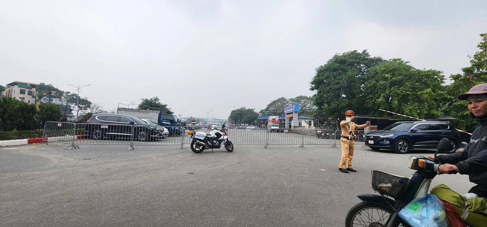 Lối vào trạm đăng kiểm xe cơ giới 29-03S bị chặn từ xa, không ai có thể tiếp cận, ngoài lực lượng chức năng.
