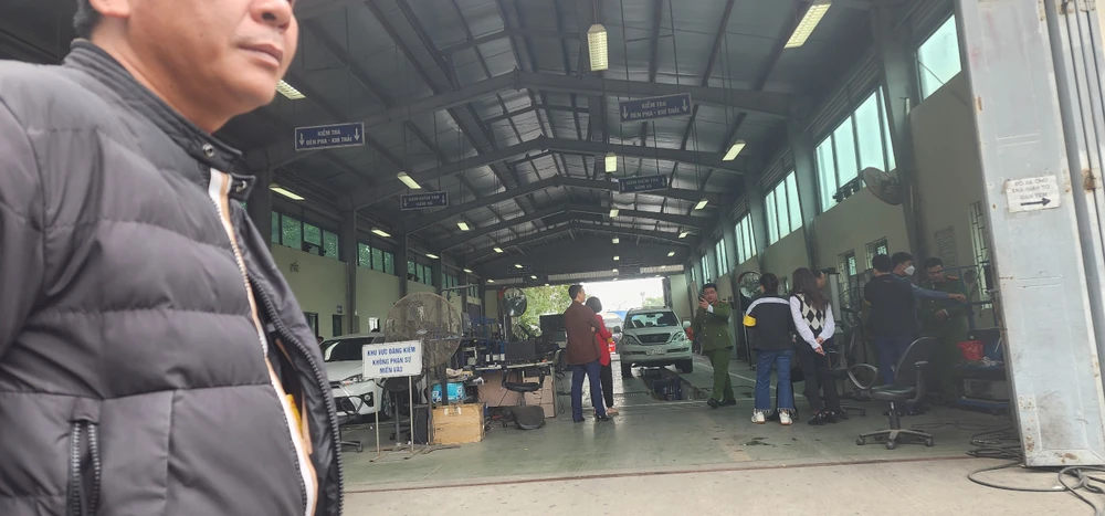 Cảnh phục xuất hiện trong khu vực hoạt động đăng kiểm của trạm 29-03S.