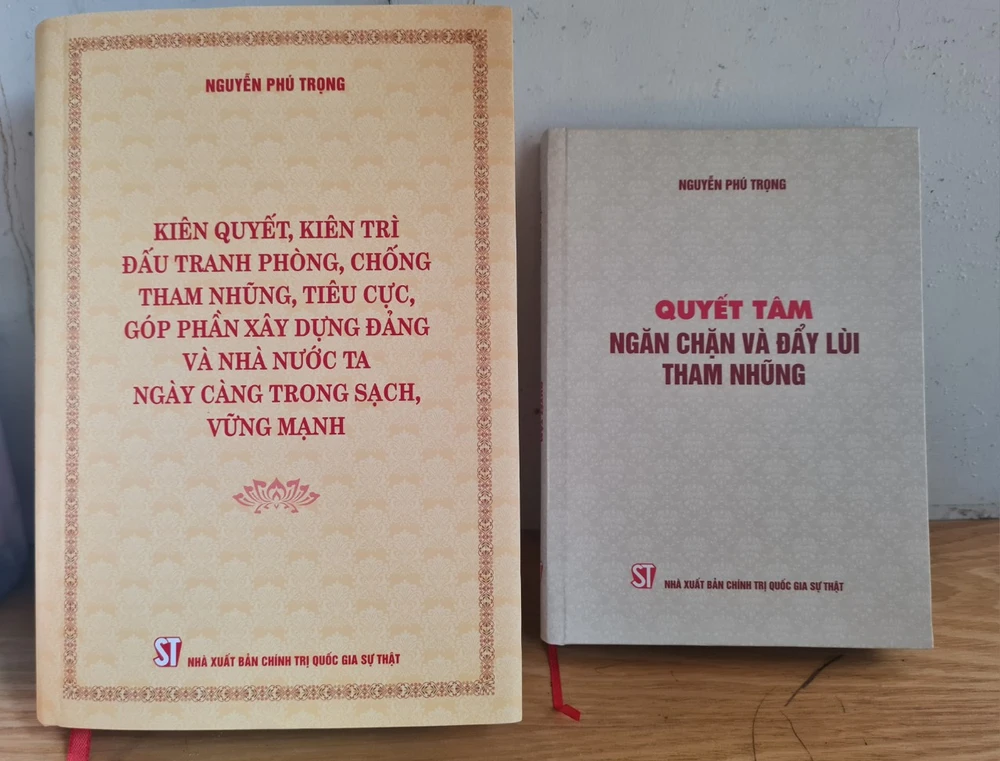 Trong năm cuốn sách của Tổng Bí thư Nguyễn Phú Trọng đã xuất bản từ năm 2019 đến nay thì có hai cuốn là về công tác PCTNTC. Trong ảnh, cuốn sách lớn, bên trái là mới nhất, xuất bản tháng 1-2023, cuốn bên phải xuất bản tháng 4-2019. Ảnh: NGHĨA NHÂN