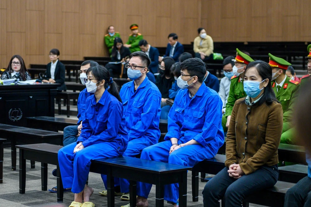 Siêu lừa Nguyễn Thị Hà Thành và một số bị cáo trong phiên xử đang diễn ra tại TAND Hà Nội.