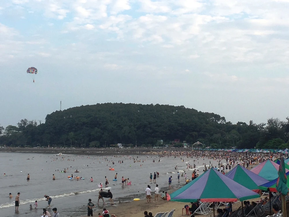 Khách du lịch đổ về bãi biển Đồ Sơn bất chấp tiết trời vẫn còn se se lạnh.