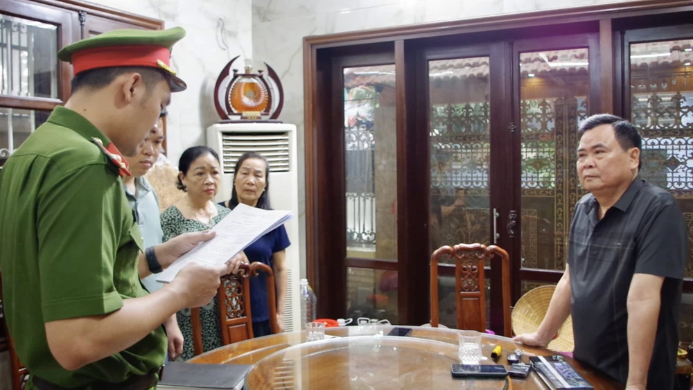 Ông Lê Tuấn Dũng (phải) nghe lệnh khởi tố bị can, lệnh tạm giam hôm 29-4. Ảnh: Công an Hải Dương Ông Lê Tuấn Dũng (phải) nghe lệnh khởi tố bị can, lệnh tạm giam hôm 29-4. Ảnh: Công an Hải Dương