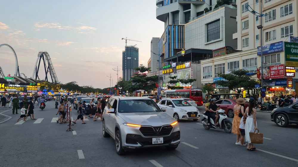 Khách thập phương đổ về Bãi Cháy trong kỳ nghỉ dài vắt từ 29-4 đến hết 3-5.