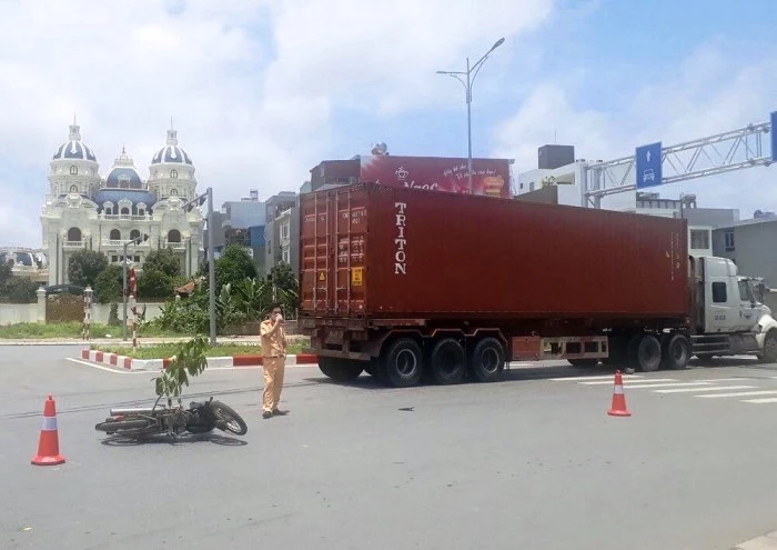 Một vụ tai nạn giao thông xảy ra ngay đầu nút giao đường Bùi Viện - Lê Hồng Phong, Hải Phòng.