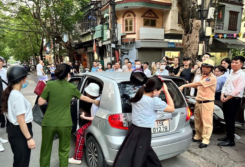 Cơ quan chức năng đưa cô gái về trụ sở công an để xử lý. Ảnh: FB.