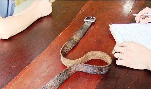 Thắt lưng da mà Luân khai đã dùng để đánh người vợ thứ ba của mình. Ảnh: Công an huyện Kim Thành, Hải Dương.