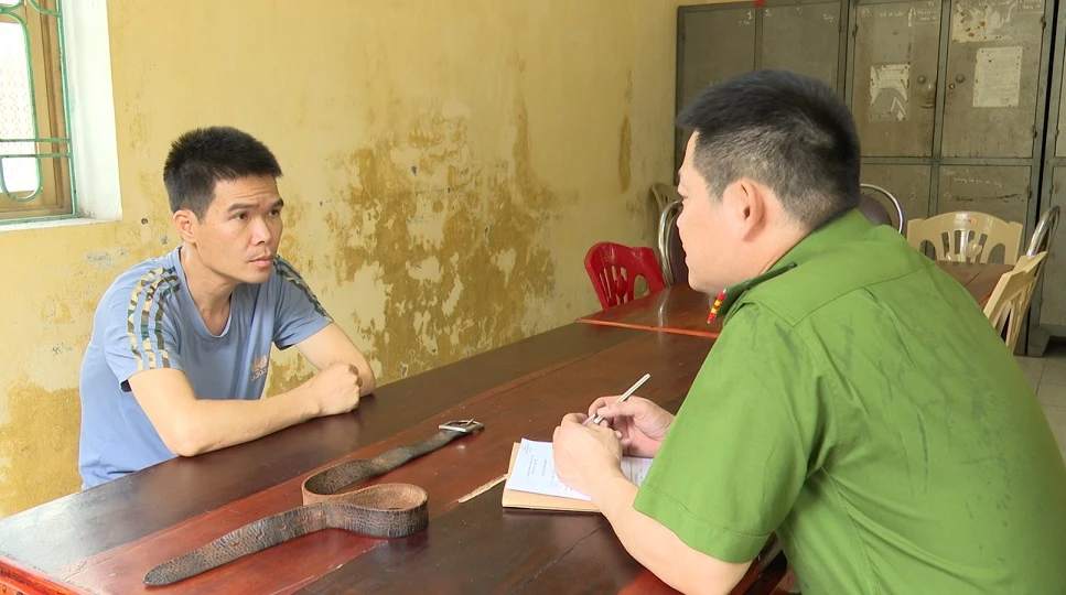 Trần Văn Luân khai nhận từng dùng dây lưng này đánh đập vợ, ngay cả khi vợ đang mang thai. Ảnh: CA Trần Văn Luân khai nhận từng dùng dây lưng này đánh đập vợ, ngay cả khi vợ đang mang thai. Ảnh: CA