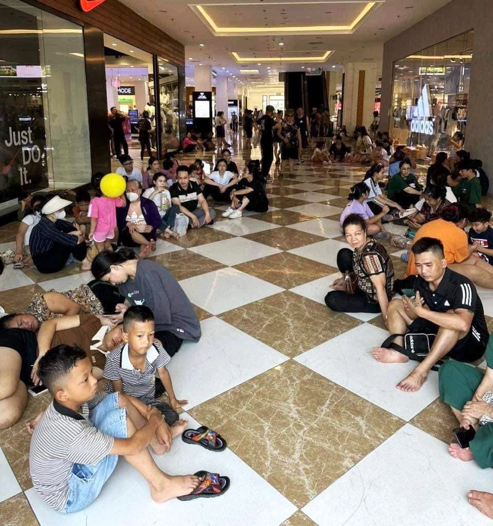 Người dân TP Hạ Long vào trú nóng nhờ trong trung tâm thương mại Vincom ngày 2-6 do ở nhà bị cắt điện.