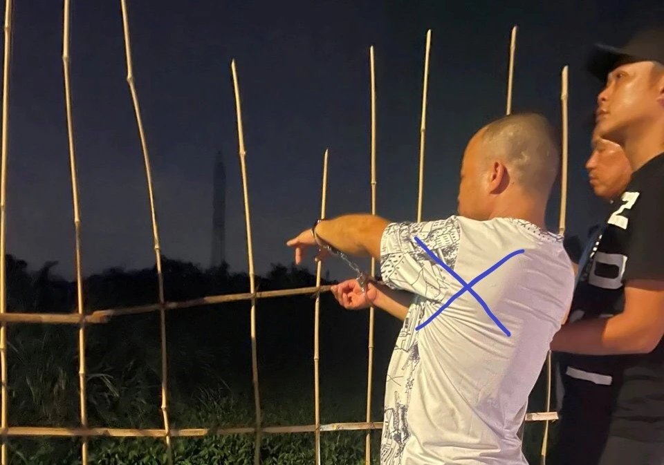 HHT, người bị tình nghi liên quan đến cái chết của cô gái trong bao tải tại khu vực thực nghiệm điều tra.