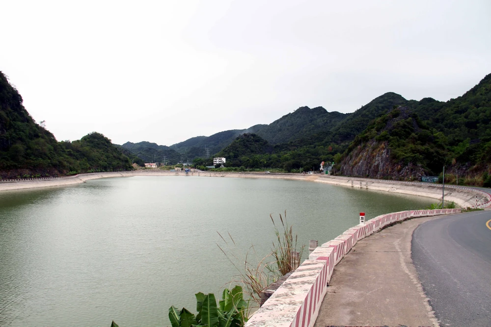 Hồ chứa nước ngọt Trân Châu nằm sát con đường chính nối bến phà Cát Bà tới trung tâm khu du lịch hòn đảo được ví như "ngọc".