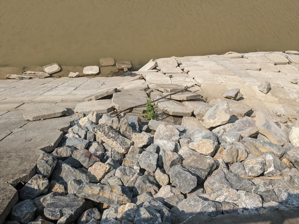 Nhiều tấm đan bê tông bên trên đã trượt đi để lộ lớp đã hộc vốn nằm chìm bên dưới.