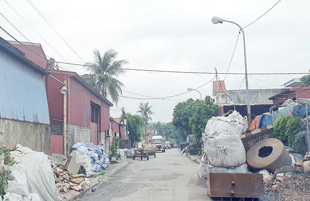 Vấn đề môi trường ở làng nghề thu gom phế liệu Tràng Minh không chỉ là nước thải...